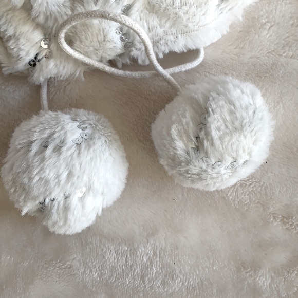 Claire’s Plush Faux Fur Aviator Style Hat and Scarf Set - Picture 4 of 8